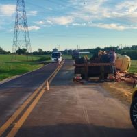 Imagem referente a Carreta tomba na PR-488 em Vera Cruz do Oeste