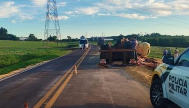 Imagem referente a Carreta tomba na PR-488 em Vera Cruz do Oeste