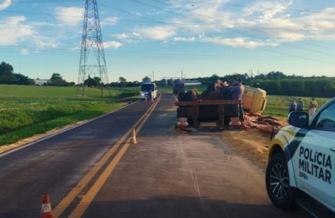 Imagem referente a Carreta tomba na PR-488 em Vera Cruz do Oeste