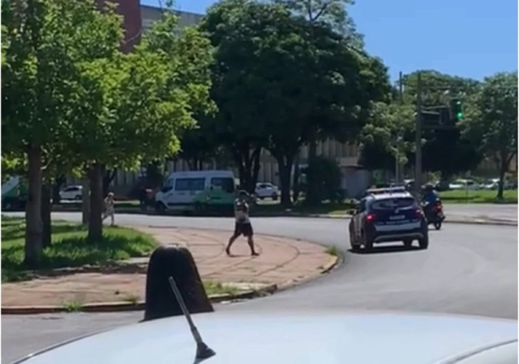 Vídeo: homem atira pedra em viatura da GM e acaba preso em Umuarama