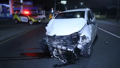 Imagem referente a Roubo de carro termina em acidente grave e prisão