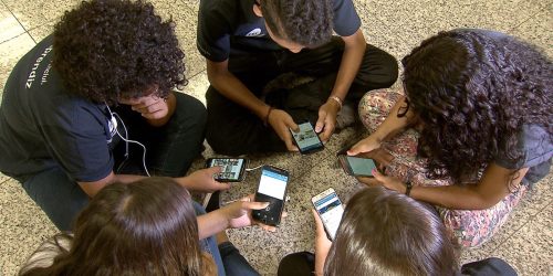 Imagem referente a Pesquisa: 86% dos brasileiros apoiam restrição de celular nas escolas