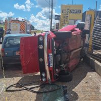 Imagem referente a Carro bate contra poste e capota na marginal da BR-277, em Cascavel