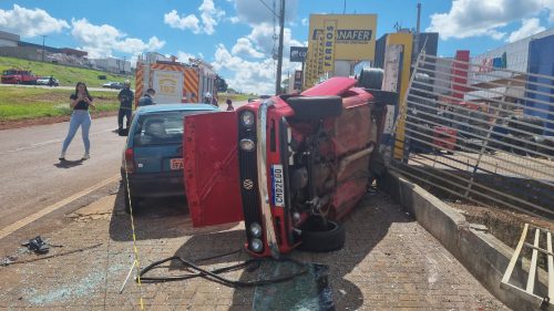 Imagem referente a Carro bate contra poste e capota na marginal da BR-277, em Cascavel