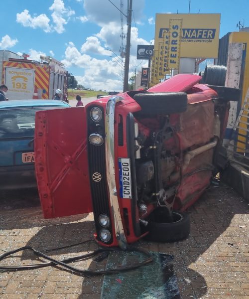 Imagem referente a Carro bate contra poste e capota na marginal da BR-277, em Cascavel