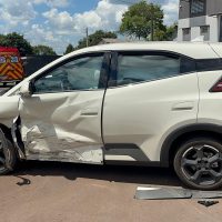 Imagem referente a Carros se envolvem em forte colisão no Bairro Periolo e mulher fica ferida