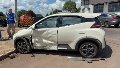 Imagem referente a Carros se envolvem em forte colisão no Bairro Periolo e mulher fica ferida