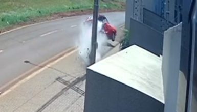 Imagem referente a Impressionante: Carro sai da pista, bate contra poste, capota e atinge carro estacionado na BR-277