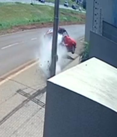 Imagem referente a Impressionante: Carro sai da pista, bate contra poste, capota e atinge carro estacionado na BR-277