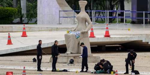 Imagem referente a Sede do Supremo volta a ser cercada por grades após atentado