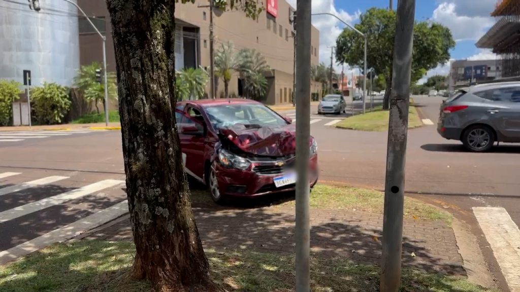 Acidente entre carros é registrado na Av. Toledo