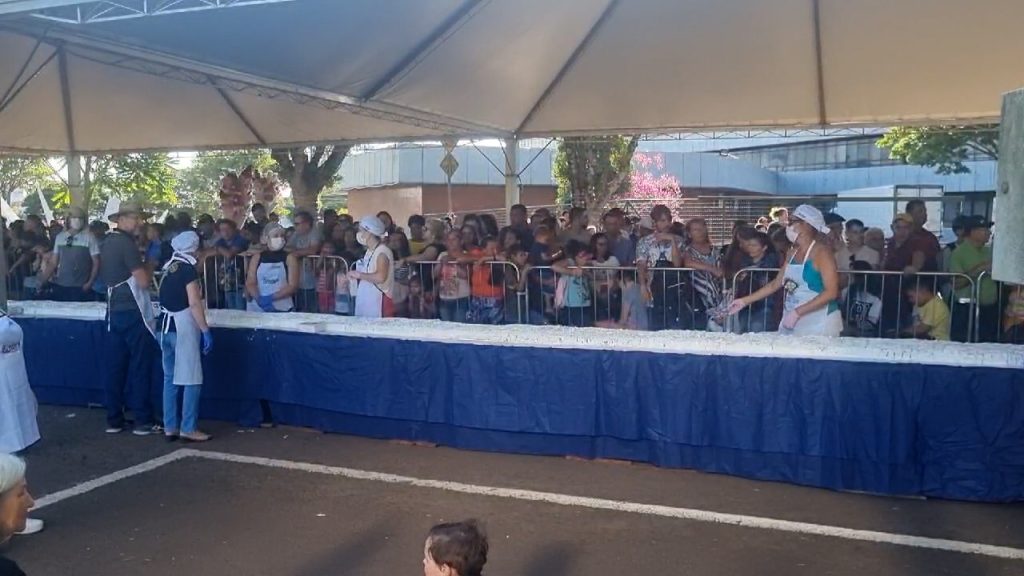 Bolo de aniversário da cidade é servido aos cascavelenses