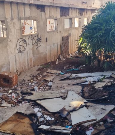 Imagem referente a Corpo de Bombeiros combate chamas lixo no antigo Hospital do Coração