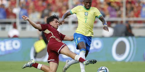 Imagem referente a Eliminatórias: Brasil joga mal e não passa de empate com a Venezuela