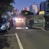 Imagem referente a Civic tomba após bater contra Creta estacionado na Rua Presidente Kennedy