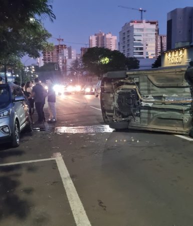 Imagem referente a Civic tomba após bater contra Creta estacionado na Rua Presidente Kennedy