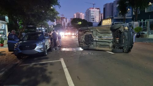 Imagem referente a Civic tomba após bater contra Creta estacionado na Rua Presidente Kennedy