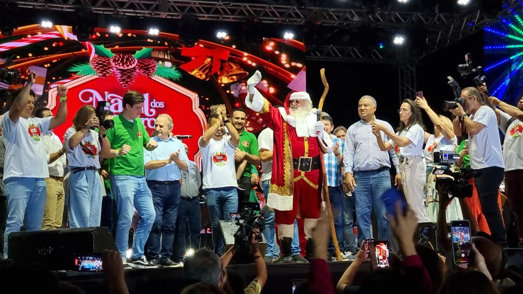 Cascavel inicia festividades natalinas em 2024; Papai Noel chegou e alegrou a criançada