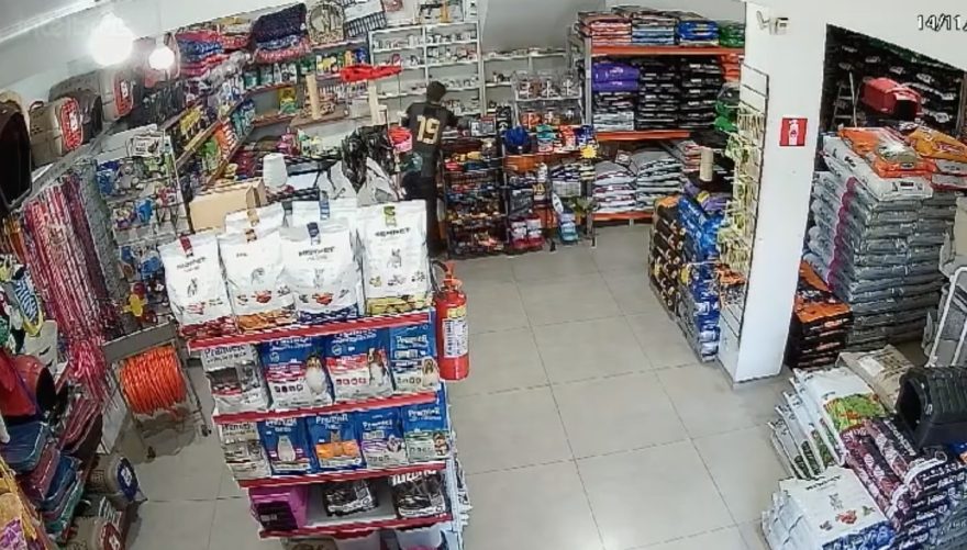 Imagem flagra homem furtando aparelho celular em loja