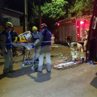 Imagem referente a Motociclista despenca em barranco no fim de rua