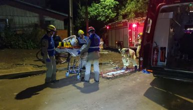 Imagem referente a Motociclista despenca em barranco no fim de rua