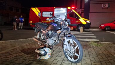 Imagem referente a Motociclista sofre queda após salto em quebra-molas na Rua Itália, em Cascavel