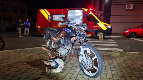 Imagem referente a Motociclista sofre queda após salto em quebra-molas na Rua Itália, em Cascavel