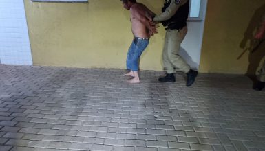 Imagem referente a Homem embriagado é detido após tentar agredir familiares com faca em Cascavel