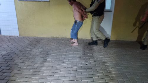 Imagem referente a Homem é detido após tentar agredir familiares com faca em Cascavel