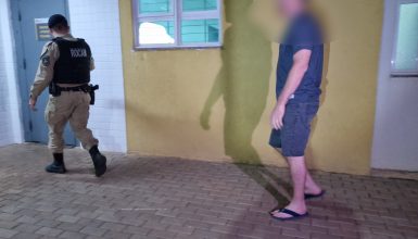 Imagem referente a Homem joga copo contra companheira durante discussão e é detido pela Polícia Militar