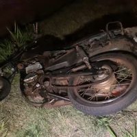 Imagem referente a Motociclista na contramão pela rodovia e com farol apagado provoca acidente com SW4