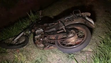 Imagem referente a Motociclista na contramão pela rodovia e com farol apagado provoca acidente com SW4