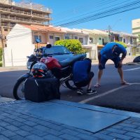 Imagem referente a Acidente entre carro e moto é registrado na Rua Rio de Janeiro