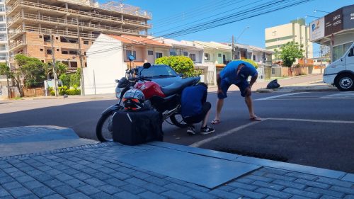 Imagem referente a Acidente entre carro e moto é registrado na Rua Rio de Janeiro