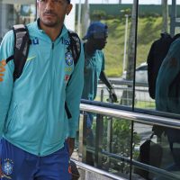 Imagem referente a Seleção desembarca em Salvador para jogo contra o Uruguai