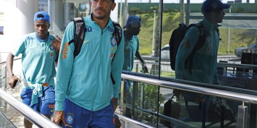 Imagem referente a Seleção desembarca em Salvador para jogo contra o Uruguai