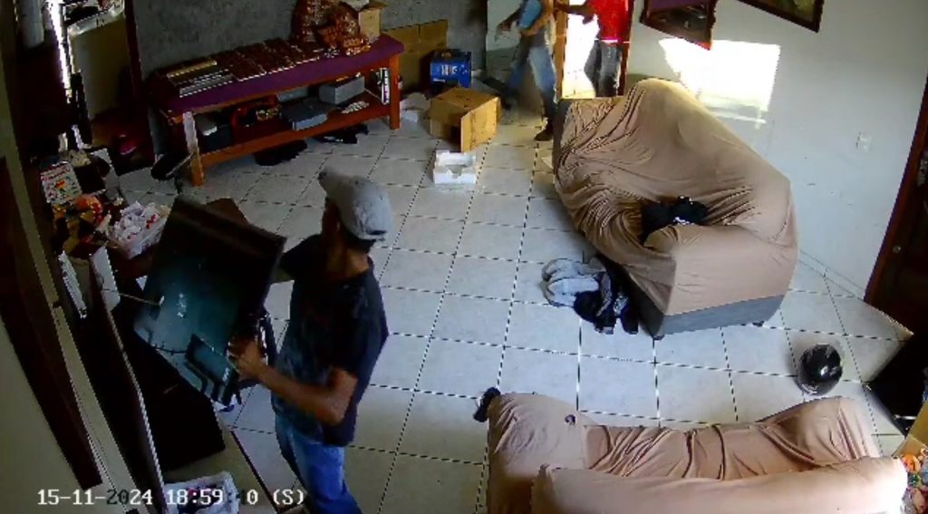 Câmeras de segurança registram terror de família durante assalto a residência em Foz do Iguaçu