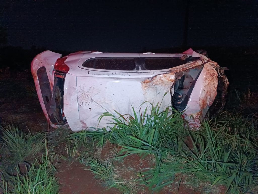 Palio capota na rodovia PR-239 e deixa motorista em estado grave
