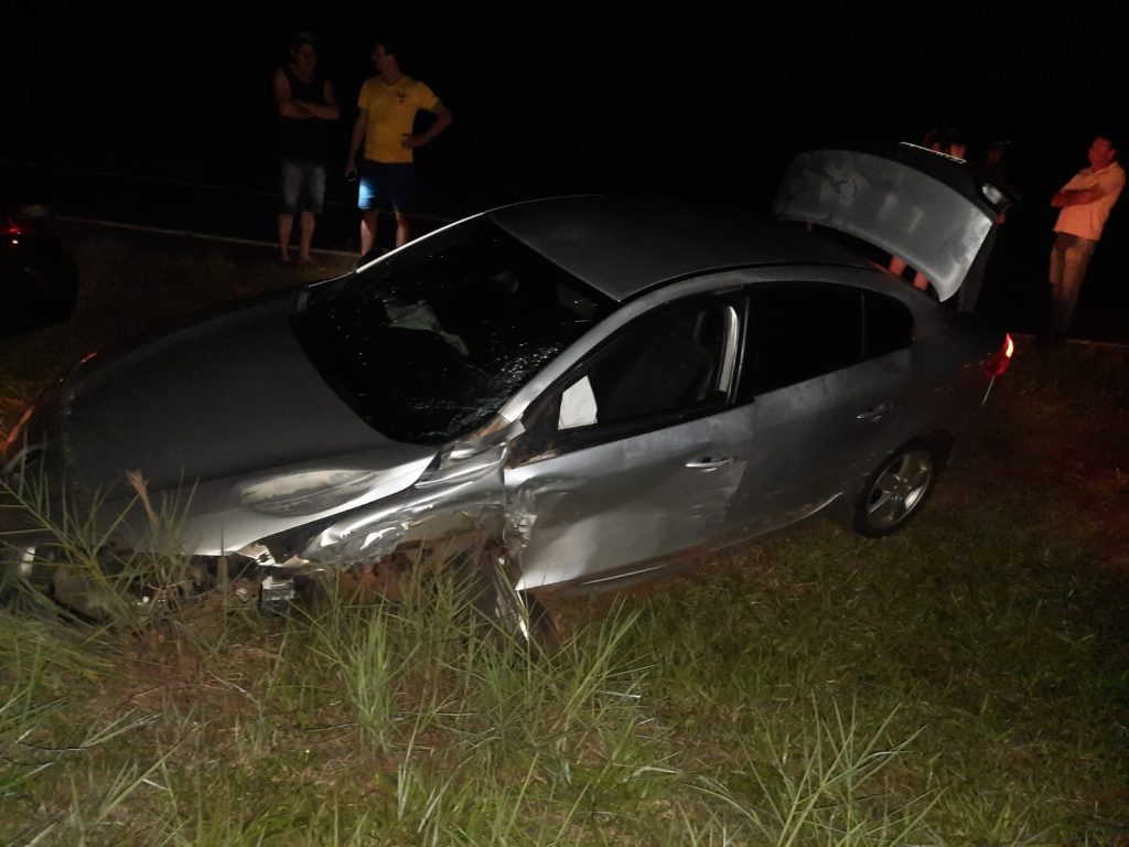 Condutores saem ilesos em forte colisão entre Parati e Fluence na PR-573