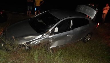 Imagem referente a Condutores saem ilesos em forte colisão entre Parati e Fluence na PR-573