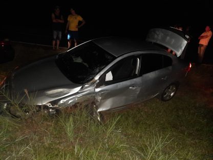 Imagem referente a Condutores saem ilesos em forte colisão entre Parati e Fluence na PR-573