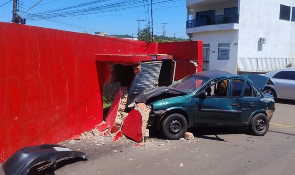 Grave acidente deixa jovem motorista inconsciente em Francisco Beltrão