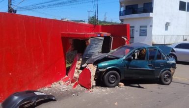 Imagem referente a Grave acidente deixa jovem motorista inconsciente em Francisco Beltrão