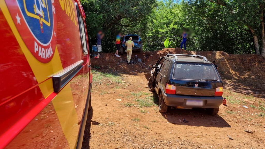 Cacetada! Fiat Uno desgovernado bate em Corcel II e Corsa no Floresta