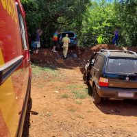 Imagem referente a Cacetada! Fiat Uno desgovernado bate em Corcel II e Corsa no Floresta