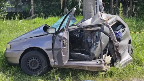 Imagem referente a Sem cinto, homem morre ao bater carro contra poste