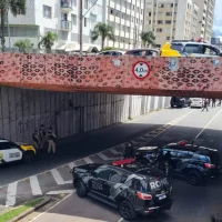 Imagem referente a Confronto com a PM causa mortes e bloqueio no trânsito da Avenida Visconde de Guarapuava