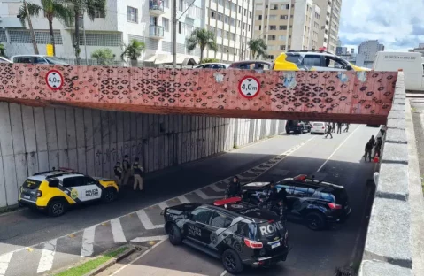 Imagem referente a Confronto com a PM causa mortes e bloqueio no trânsito da Avenida Visconde de Guarapuava