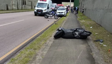 Imagem referente a Jovem morre após ser fechada por veículo e colidir com poste