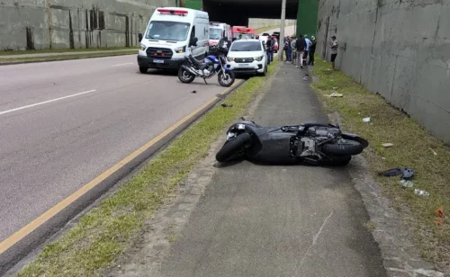 Imagem referente a Jovem morre após ser fechada por veículo e colidir com poste